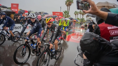 Das Fahrerfeld hatte beim Auftakt der Spanien-Rundfahrt mit viel Regen zu kämpfen. (Foto: Marc Asensio Clupes/ZUMA Press Wire/dpa)