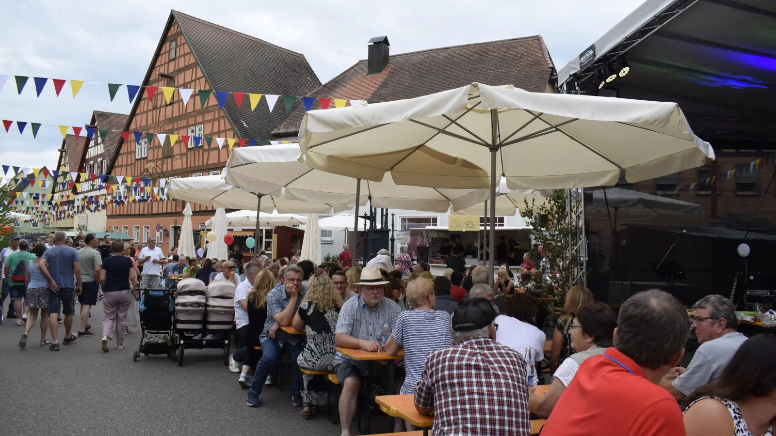 Am kommenden Wochenende verwandelt sich die für den Verkehr gesperrte Altstadt von Leutershausen wieder in eine Festmeile. Zahlreiche Bands und ein vielfältiges Buden-Angebot erwarten die Gäste. (Archivbild: Christina Özbek)