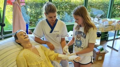 Erste Hilfe im Mini-Krankenhaus: Mit viel Fürsorge kümmern sich die Nachwuchs-Krankenschwestern um ihre „Patientin”. Das Foto entstand bei der letzten Auflage im Jahr 2023. (Archivbild: Jugendzentrum)