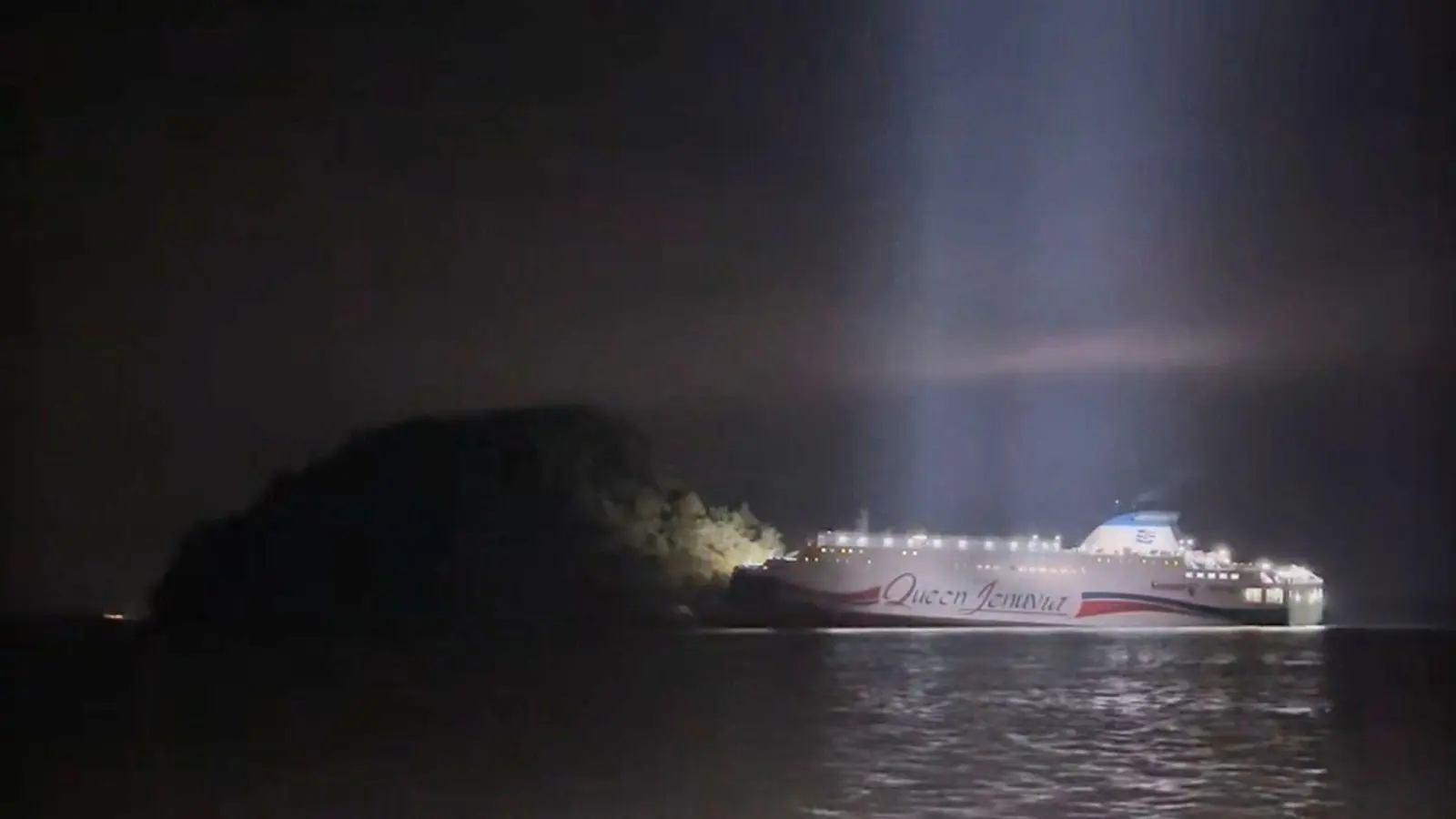 Die Fähre lief auf Grund. (Foto: Uncredited/The Korea Coast Guard via Yonhap/AP/dpa)