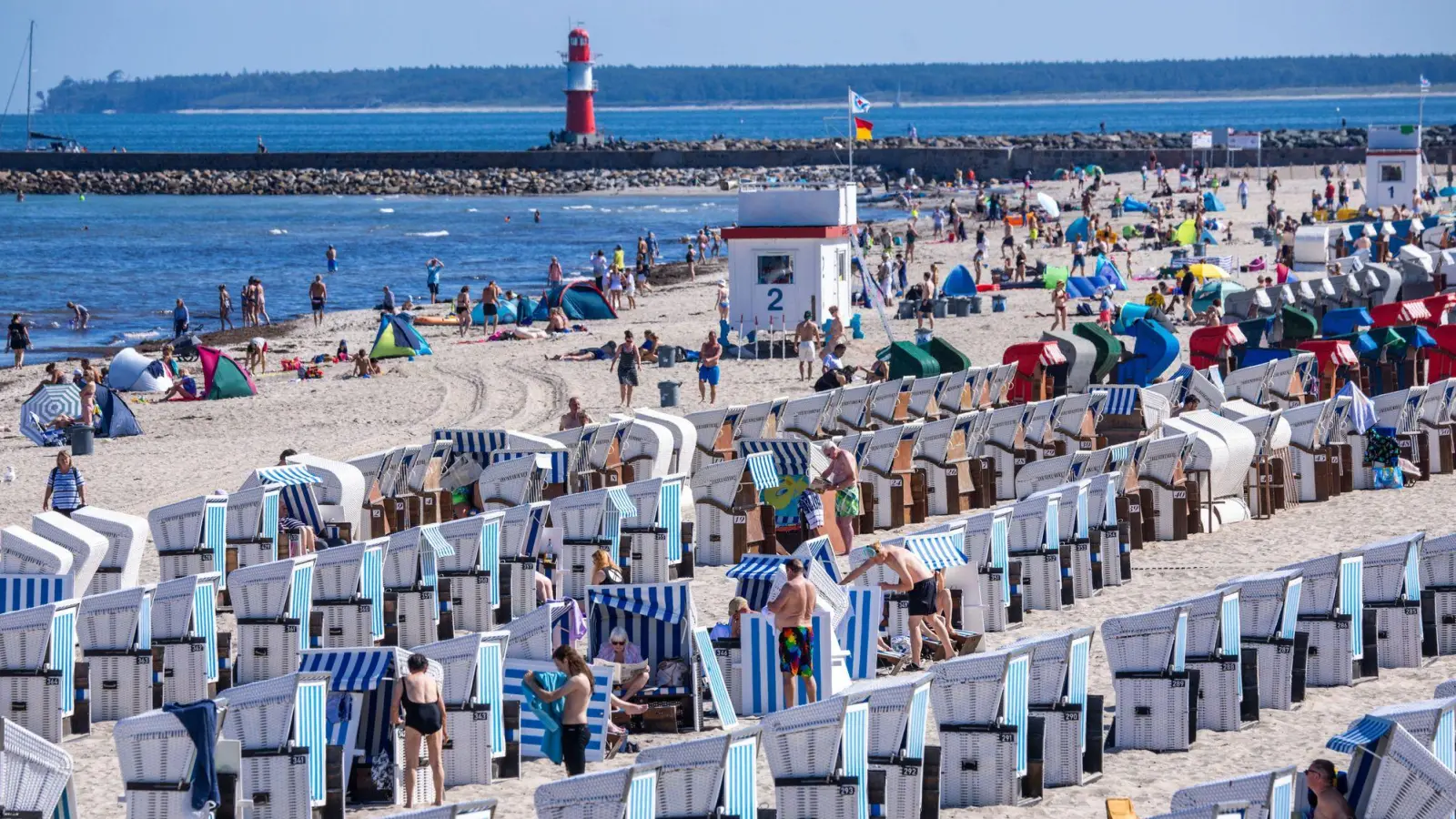 Sommerurlauber am Ostseestrand in Warnemünde. Im Zeitraum von Januar bis November erzielte der Deutschland-Tourismus einen Rekord. (Foto: Jens Büttner/dpa)