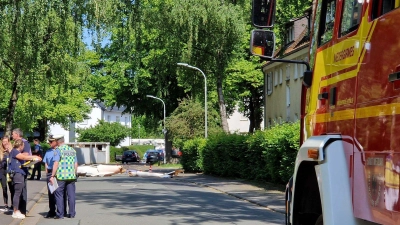 Trümmer liegen auf der Straße nach dem Absturz eines Segelflugzeugs im Stadtgebiet von Wetzlar. (Foto: Carolin Eckenfels/dpa)