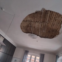 Ein etwa drei Quadratmeter großes Stücke Decke ist im Büro von Oberbürgermeister Thomas Deffner auf den Boden gekracht. (Foto: Stadt Ansbach)