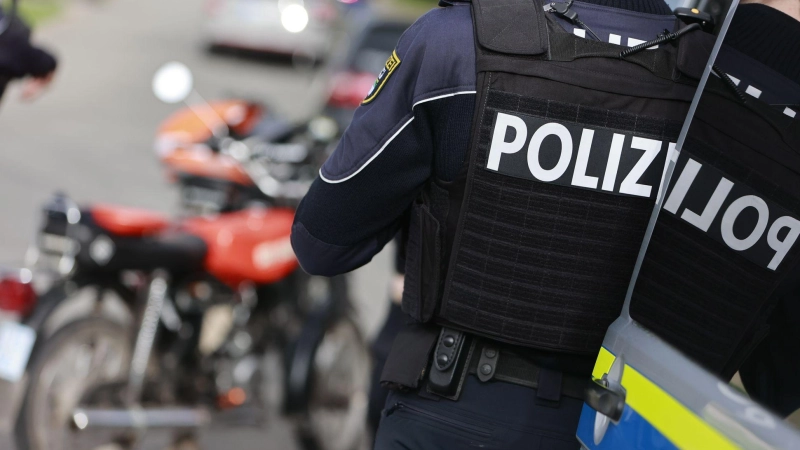 Mit einem speziellen Team widmete sich das Polizeipräsidium Mittelfranken bei Dinkelsbühl der Kontrolle von Motorrädern. (Symbolbild: Matthias Bein/dpa)