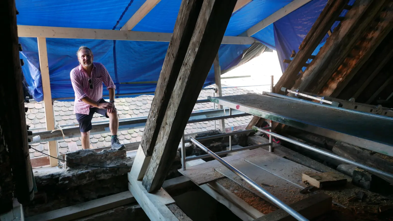 Diese Stelle im oberen Bereich des Hauses wurde inzwischen notgesichert. (Foto: Roman Kocholl)
