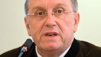 Oberfrankens Bezirkstagspräsident Henry Schramm (CSU) hat eine neue Richtlinie zur Vergabe von Ehrenmedaillen angekündigt. (Symbolbild) (Foto: Nicolas Armer/dpa)