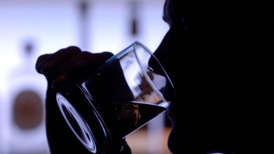 Ein Mann trinkt Whisky aus einem Glas. In Dresden öffnet bald eine Whisky-Manufaktur. (Foto: Klaus-Dietmar Gabbert/dpa)