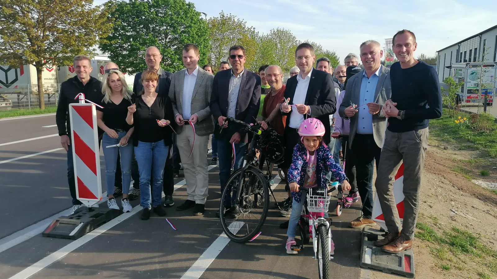 Der Tradition folgend durchschnitten die Beteiligten ein Band zur offiziellen Freigabe des neuen Rad- und Gehwegs in Waldeck. (Foto: Friedrich Zinnecker)