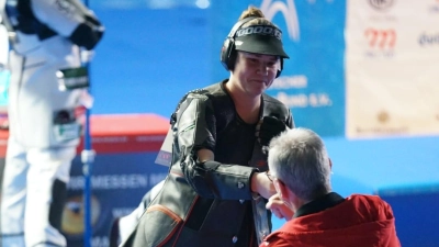 Verena Schmid klatscht ein letztes Mal mit Günther Reizammer ab. (Foto: Maren Prediger)