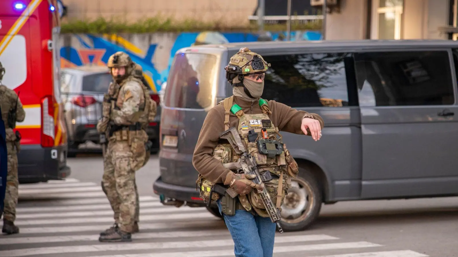Polizeikräfte sperren zum Schutz von Zivilisten eine Straße in Kiew bei einer Schießerei - allerdings sollen sich Berichten zufolge nicht alle Beamten so professionell verhalten haben. (Foto: Dan Bashakov/AP/dpa)