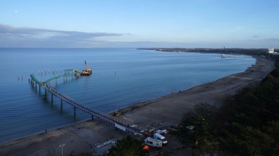 Nach fast fünf Jahren Bauzeit wird die neue 427 Meter lange Seebrücke am Timmendorfer Strand eröffnet. (Foto: Marcus Brandt/dpa)