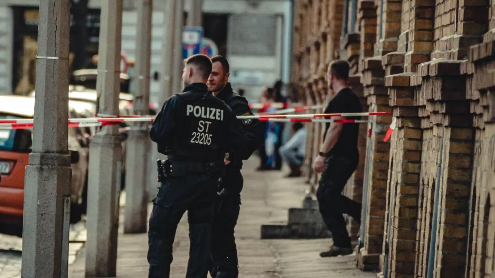 Die Polizei hat in einer Wohnung in Halle einen Gegenstand gefunden, bei dem es sich nach ersten Ermittlungen um einen zündfähigen Sprengsatz handelt. (Foto: Tom Musche/dpa-Zentralbild/dpa)