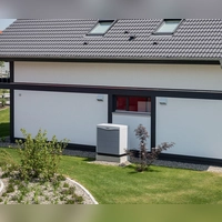 Die Luft-Luft-Wärmepumpe entzieht der Außenluft Wärme, um damit die Raumluft zu erwärmen. Sie kann aber auch Räume kühlen. (Foto: Daniel Maurer/dpa-tmn)