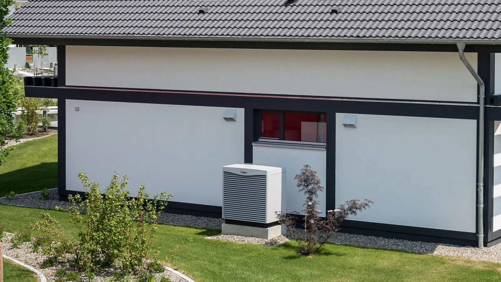 Die Luft-Luft-Wärmepumpe entzieht der Außenluft Wärme, um damit die Raumluft zu erwärmen. Sie kann aber auch Räume kühlen. (Foto: Daniel Maurer/dpa-tmn)