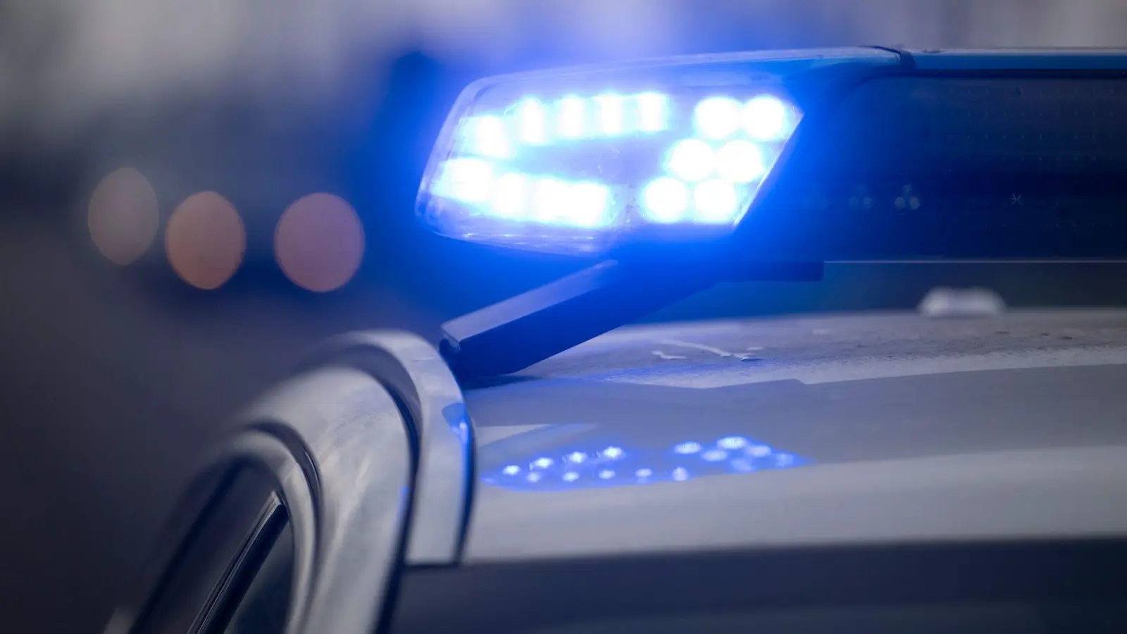 Der 53-Jährige stirbt noch an der Unfallstelle. (Symbolbild) (Foto: Marijan Murat/dpa)
