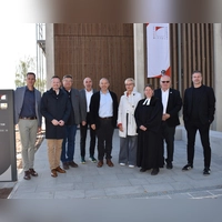 Das neue Gästehaus der Landwirtschaftlichen Lehranstalten in Triesdorf ist eröffnet. Darüber freuten sich verschiedene Vertreter von LLA und Bezirk sowie Pfarrerin Simone Sippel und Bürgermeister Willi Albrecht. (Foto: LLA)