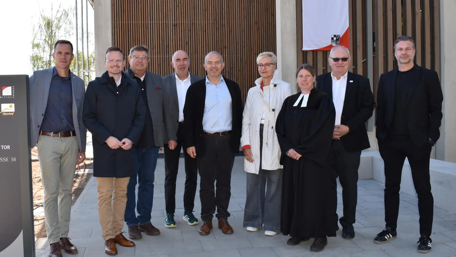 Das neue Gästehaus der Landwirtschaftlichen Lehranstalten in Triesdorf ist eröffnet. Darüber freuten sich verschiedene Vertreter von LLA und Bezirk sowie Pfarrerin Simone Sippel und Bürgermeister Willi Albrecht. (Foto: LLA)