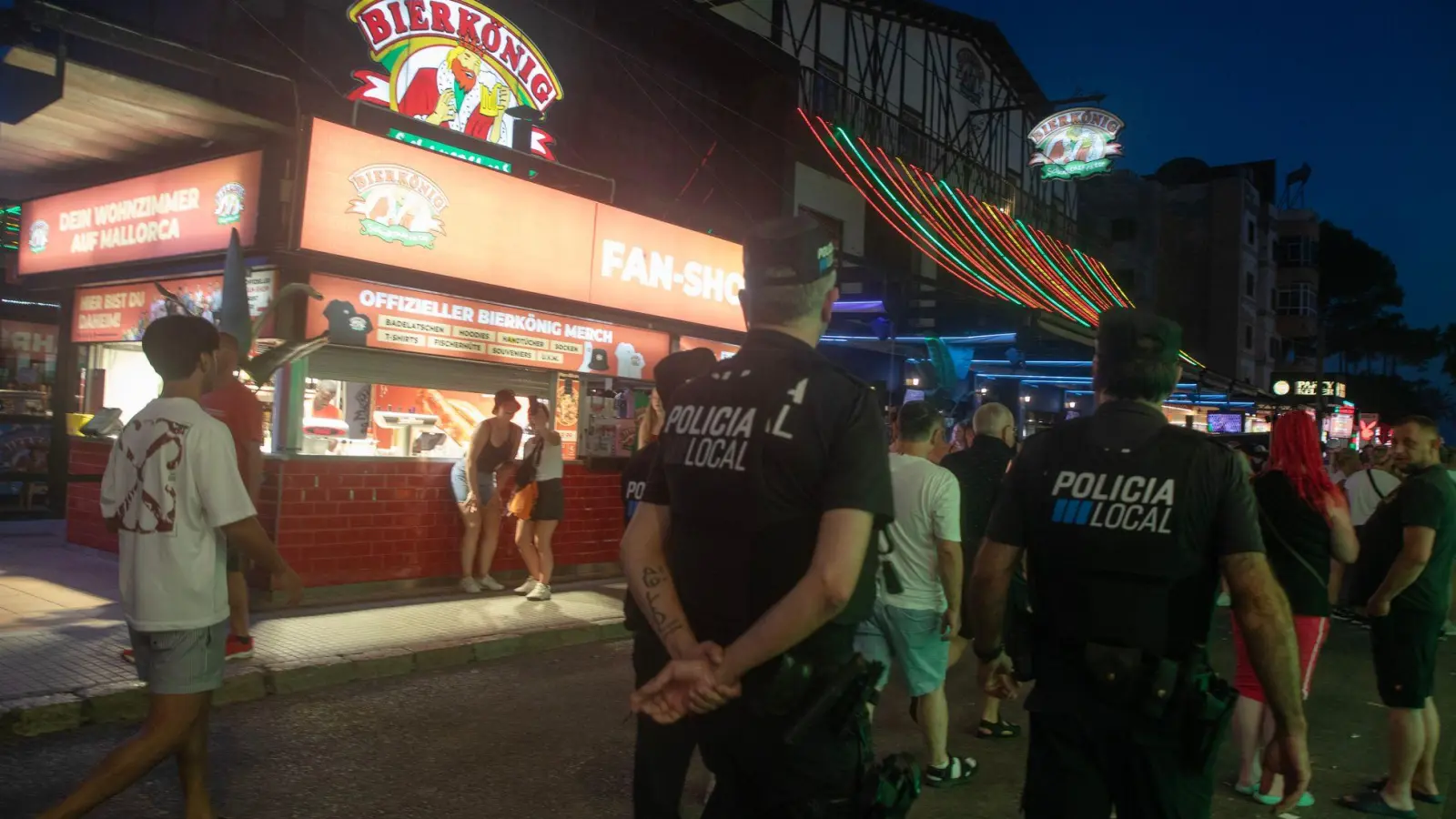 Ein deutscher Tourist ist auf Mallorca von zwei ebenfalls deutschen Angreifern bei einem Raubüberfall mit einem Messer verletzt worden. (Archiv-Bild) (Foto: Clara Margais/dpa)