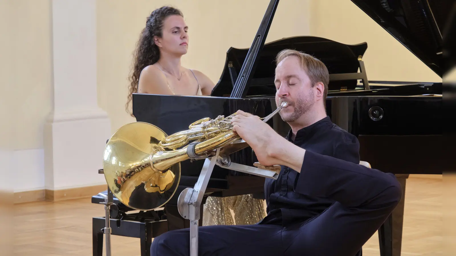 „Fußnoten“ lautete das Motto ihres Konzertes. Der Hornist Felix Klieser und die Pianistin Danae Dörken gaben es in Ansbach. (Foto: Martin Stumpf)