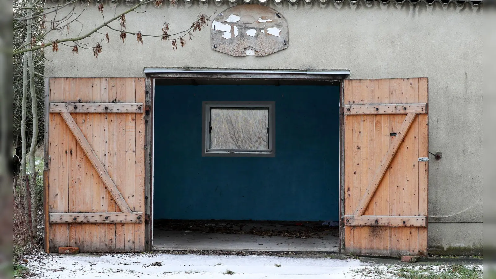 Die Garage bleibt leer: Wer auf falsche Auto-Inserate reinfällt, bekommt kein Fahrzeug - aber auch kein Geld zurück. (Symbolbild)  (Foto: Jan Woitas/dpa-Zentralbild/ZB)