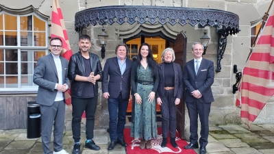 Freuen sich auf die neu konzipierte Konzertreihe „Dein Lied”, die den Landkreis auch über seine Grenzen hinaus bekannter machen soll: Landrat von Dobschütz, Nevio Passarim, Christoph von Weitzel, Margarita Vilsone, Edith von Weitzel-Mudersbach als Vorsitzende des Vereins „Musik ins Leben” und Hoteldirektor Michael Zager,  (Foto: Ulli Ganter)
