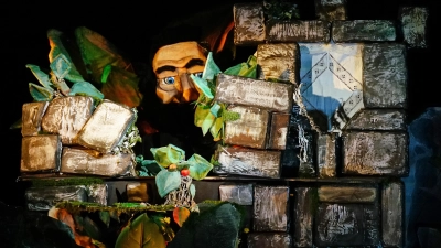 Schön ist sein Garten. Aber teilen will ihn der Riese mit niemandem. Er mauert sich ein – eine Szene aus dem neuen Figurentheaterstück des Ansbacher Theaters Kopfüber. (Foto: Elke Walter)