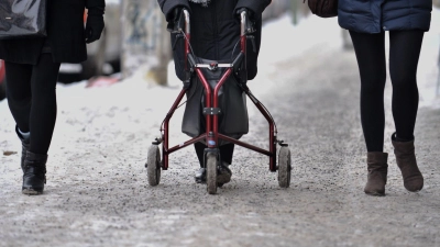 Mehr Profiltiefe bei Rollatorrädern und Schuhsohlen sorgen für besseren Halt auf glatten Wegen. (Foto: Paul Zinken/dpa/dpa-tmn)