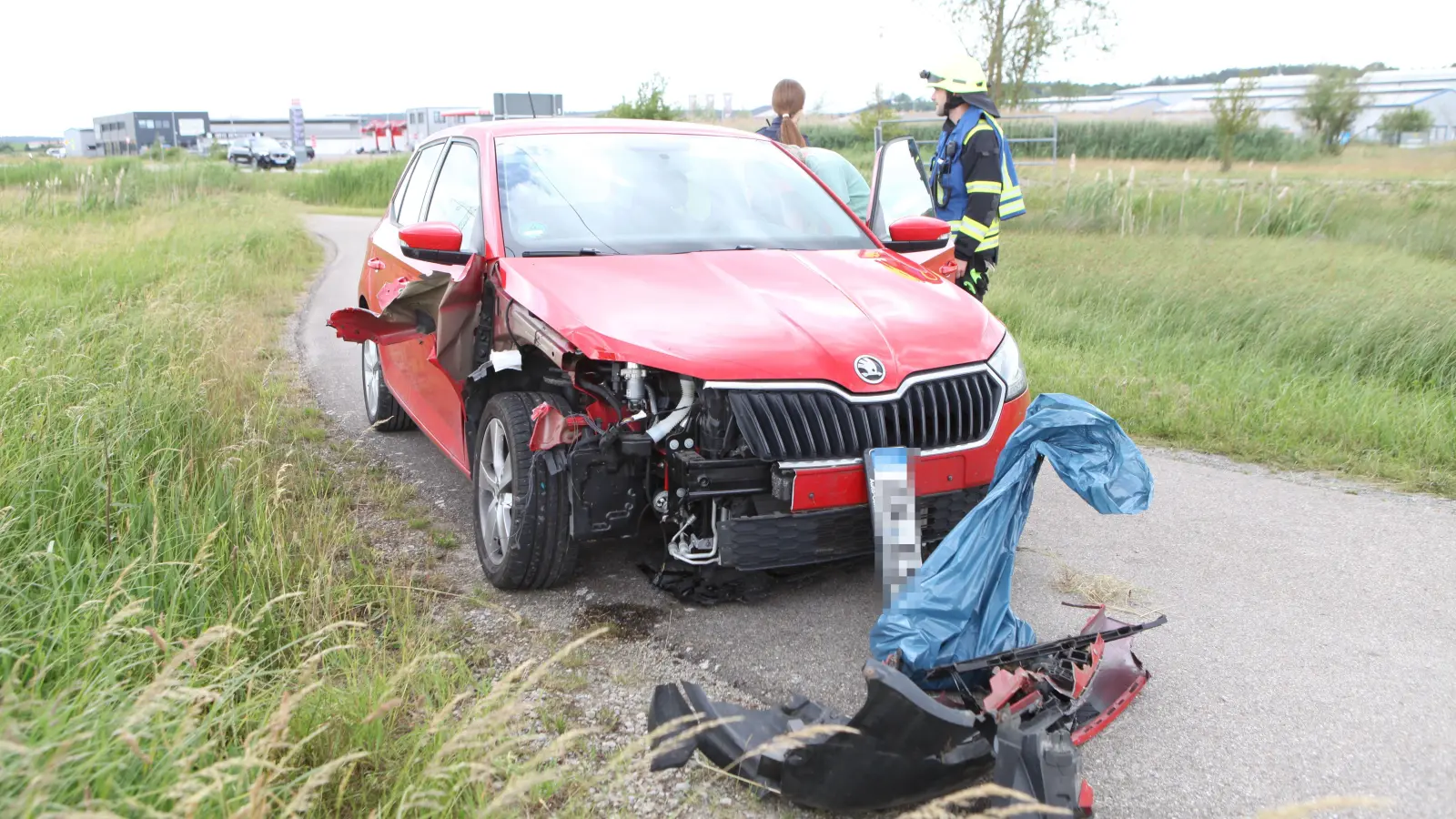 Der von der Bundesstraße abgekommene Wagen kam auf dem Radweg zum Stehen.  (Foto: Thomas Haag)