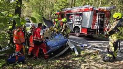 Um die Beifahrerin bergen zu können, musste die Feuerwehr das Dach des Unfallwagens mit der Rettungschere entfernen. (Symbolbild: Kreisfeuerwehrverband Neustadt/Rainer Weiskirchen)