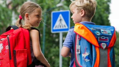 Zögern Kinder am Zebrastreifen, die Straße zu überqueren, sollten Autofahrer ruhig abwarten und auf keinen Fall Handzeichen geben. (Foto: Patrick Pleul/dpa/dpa-tmn)