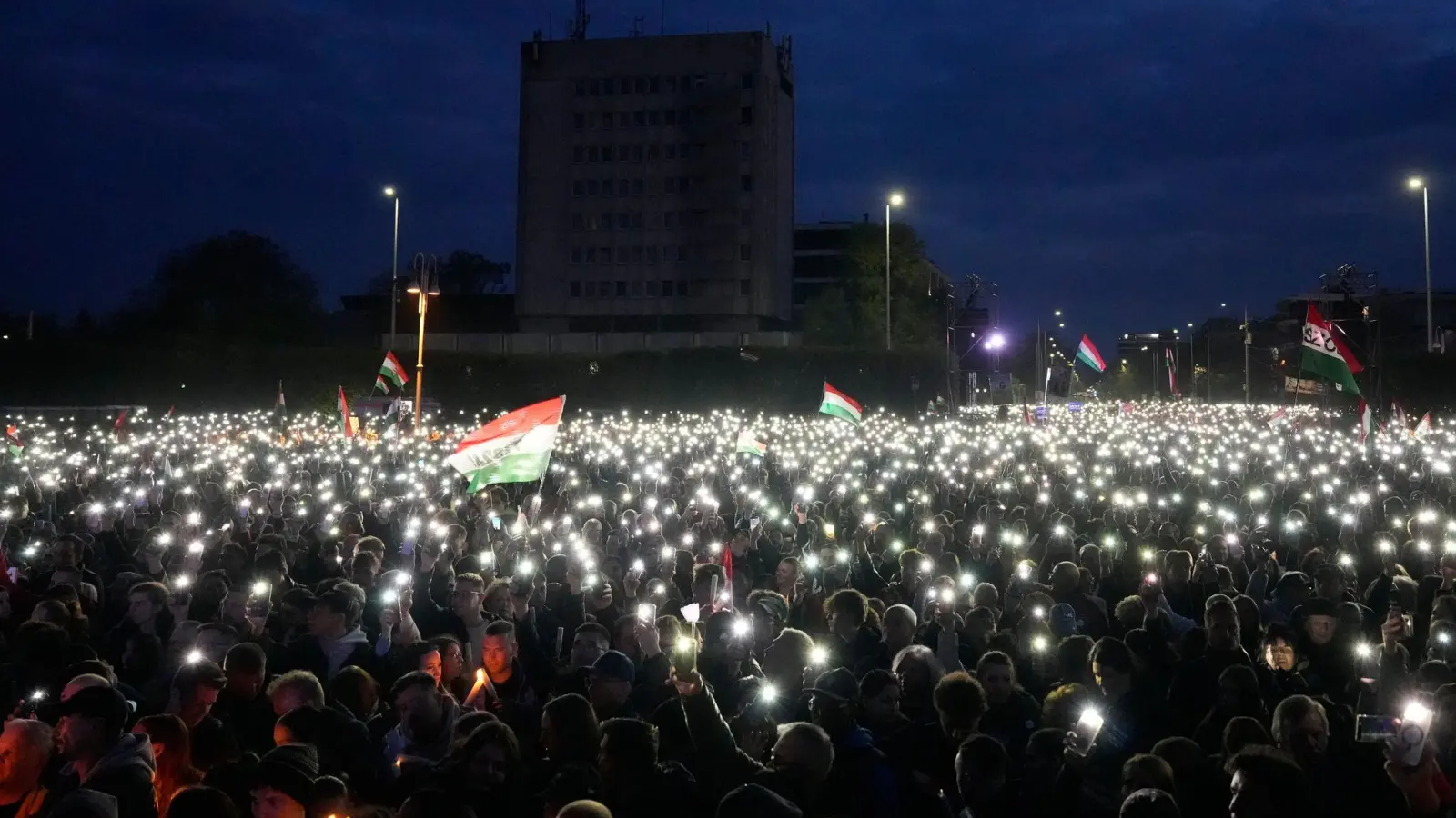 In der ostungarischen Stadt Debrecen strömten mehr als 10.000 Menschen zur letzten Kundgebung von Peter Magyar.  (Foto: Darko Bandic/AP/dpa)
