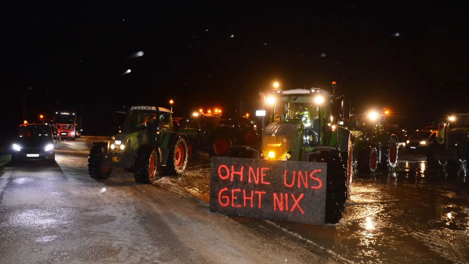 Riesige Traktoren, Lichter und große Tafeln: Rund 100 Fahrzeuge rollten am Donnerstagabend vom Festplatz Bürg in Wassertrüdingen aus in Richtung Hesselberg. (Foto: Peter Tippl)