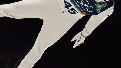 Philipp Raimund springt von der Normalschanze bei den Olympischen Winterspielen Mailand Cortina 2026. (Foto: Expa/ Jfk/APA/dpa)