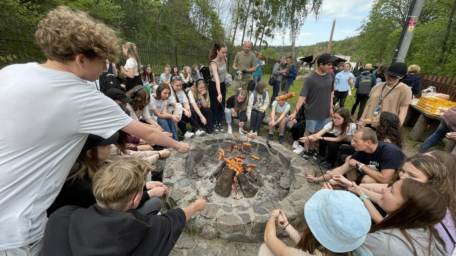 Beim gemeinsamen Würstchengrillen hatten alle viel Spaß. (Foto: Gerhard Krämer)