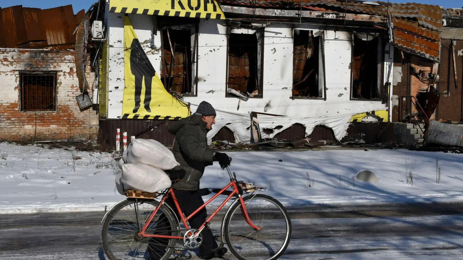 Ein Mann bringt im Gebiet Saporischschja Hilfsgüter mit seinem Fahrrad nach Hause. (Foto: Andriy Andriyenko/AP/dpa)