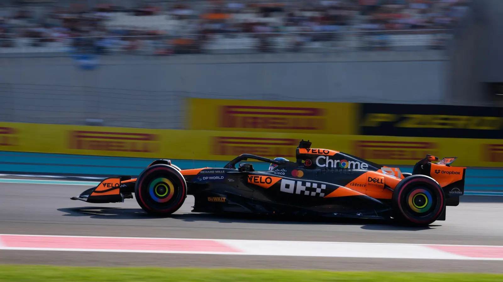 Für Oscar Piastri und McLaren geht es in Abu Dhabi um den Gewinn der Team-WM. (Foto: Altaf Qadri/AP/dpa)