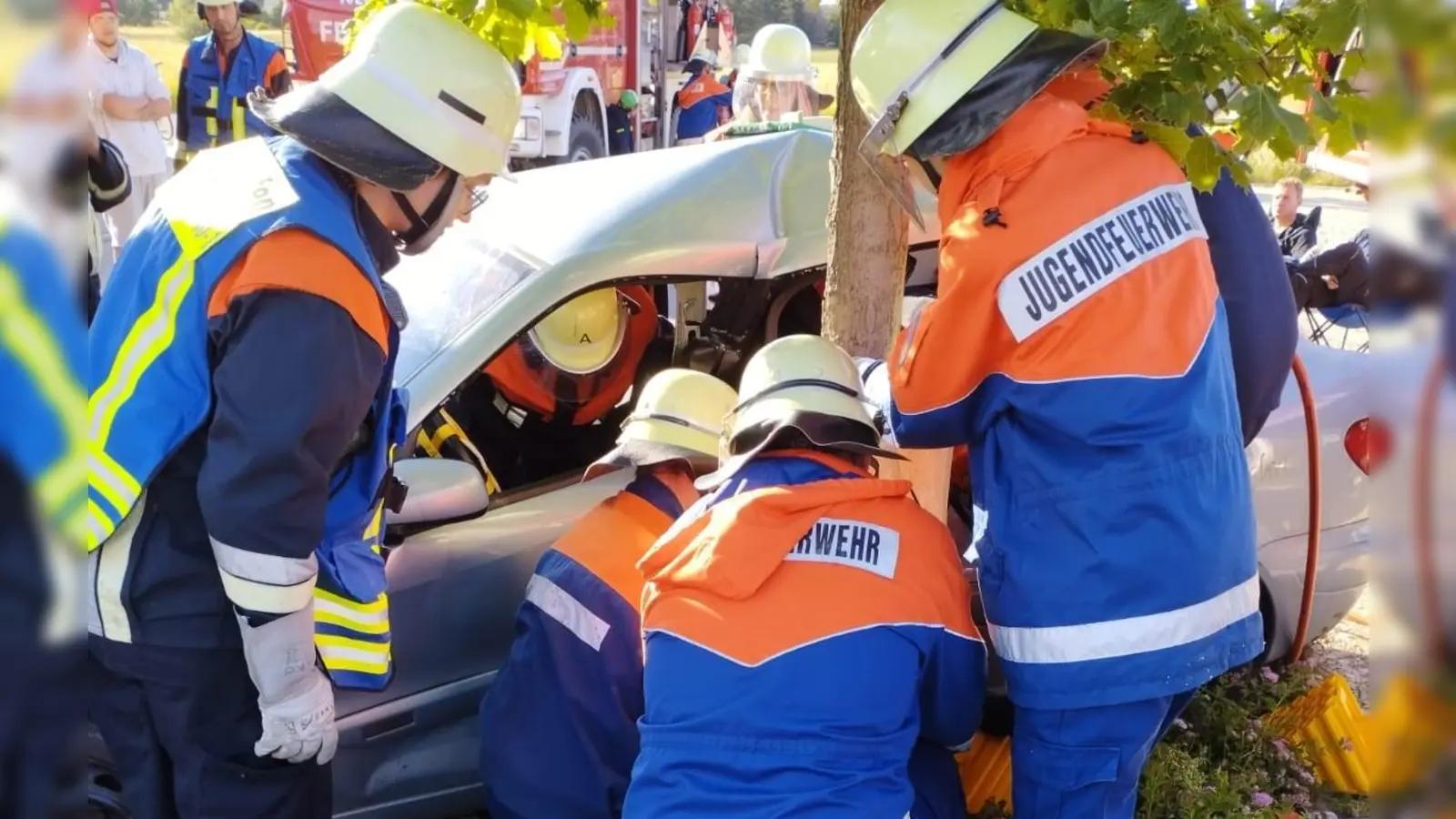 Die Jugendfeuerwehrleute aus Königshofen und Bechhofen meisterten bei einer 24-Stunden-Übung mehrere Herausforderungen. Ein inszenierter Verkehrsunfall stellte einen Einsatz dar. (Foto: Joachim Lechner)