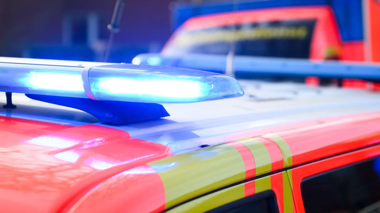 Der verletzte 41-Jährige wurde zur Behandlung in ein Krankenhaus gebracht. (Symbolbild) (Foto: Julian Stratenschulte/dpa)