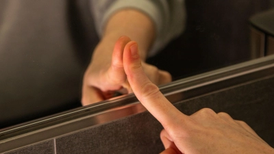 Lassen sich Fingerabdrücke am Spiegel mit Hilfe eines selbstgemachten Sprays vermeiden? (Foto: Christin Klose/dpa-tmn)