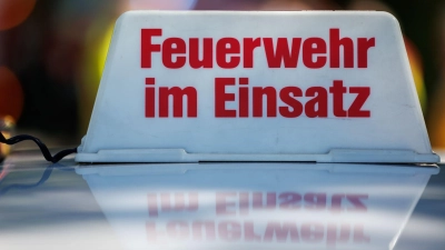 In Oberfranken kämpfte die Feuerwehr gegen ein Haus in Flammen und rettete einen Bewohner. (Symbolbild) (Foto: Daniel Karmann/dpa)