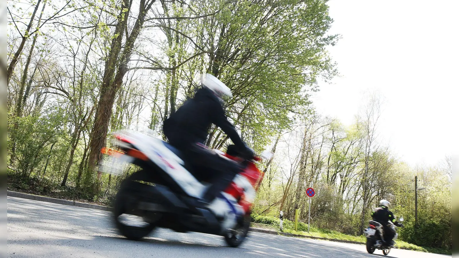 In Oberbayern bleibt vorläufig eine Strecke für Biker teilweise gesperrt. (Symbolbild) (Foto: Roland Weihrauch/dpa)