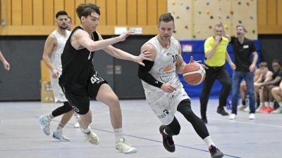 Manuel Rockmann (am Ball, hier gegen Schwabings Martin Pospisil im Hinspiel ) erzielte gegen Treuchtlingen starke 31 Punkte. (Foto: Martin Rügner)