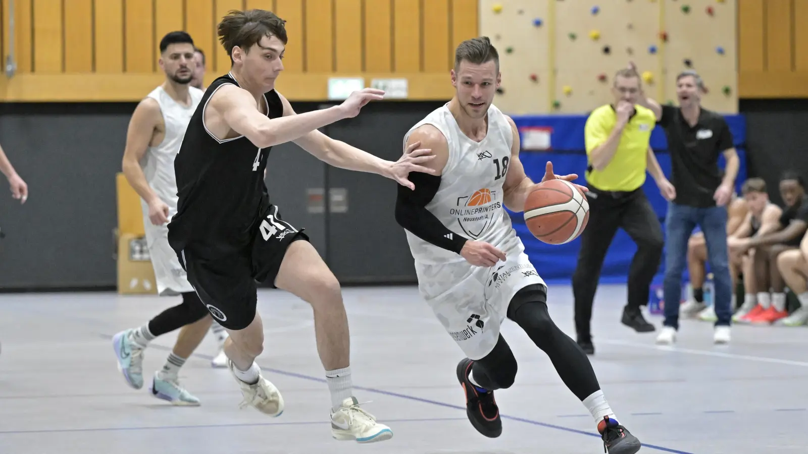 Manuel Rockmann (am Ball, hier gegen Schwabings Martin Pospisil im Hinspiel ) erzielte gegen Treuchtlingen starke 31 Punkte. (Foto: Martin Rügner)