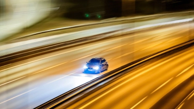 Ausgeruht durch die Nacht: Um Konzentrationsfehler zu vermeiden, sollten vor Reisestart einige Stunden Schlaf am Abend oder Nachmittag eingelegt werden. (Foto: Christoph Soeder/dpa/dpa-tmn)