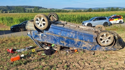 Das Auto blieb nach dem Unfall auf dem Dach im Feld liegen. (Foto: Kreisfeuerwehrverband)