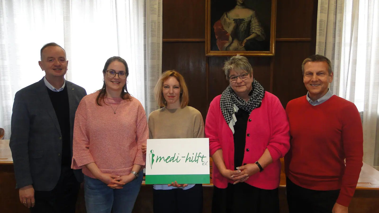 Spendenübergabe im Sitzungssaal des Stadthauses (von links): Oberbürgermeister Thomas Deffner, stellvertretende Jugendamtsleiterin Bianca Honold, Christina Weber (Vorsitzende „medi-hilft“), Iris Appel (Insofern erfahrene Fachkraft) und Peter Fuchs (2. Vorsitzender „medi-hilft“). (Foto: Winfried Vennemann)