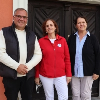 Bürgermeister Armin Luther freut sich, dass der Vertrag mit den Ärztinnen - im Foto Kim Stahl und Christine Geist - in trockenen Tüchern ist. (Foto: Andreas Reum)