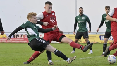 Der Schillingsfürster Yves Tillmann (vorne, grünes Trikot, hier im Ligaspiel gegen die SG Wind) erzielte drei Tore.  (Foto: Martin Rügner)