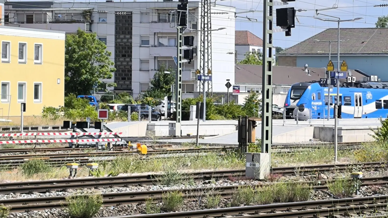 Am Bahnhof in Ansbach werden momentan nachts Schienen ausgetauscht. In der linken Bildhälfte sind die rot-weiß gestreiften festen Absperrungen erkennbar. Zusätzlich sind optische und akustische Warnsignale erforderlich, erklärt die Bahn.  (Foto: Thomas Schaller)