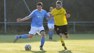 In der A-Klasse 1 angekommen: Absteiger SG Großenried/Lellenfeld/Arberg (rechts Florian Rettenberger gegen Julian Waldmann vom FC Erzberg-Wörnitz). (Foto: Martin Rügner)